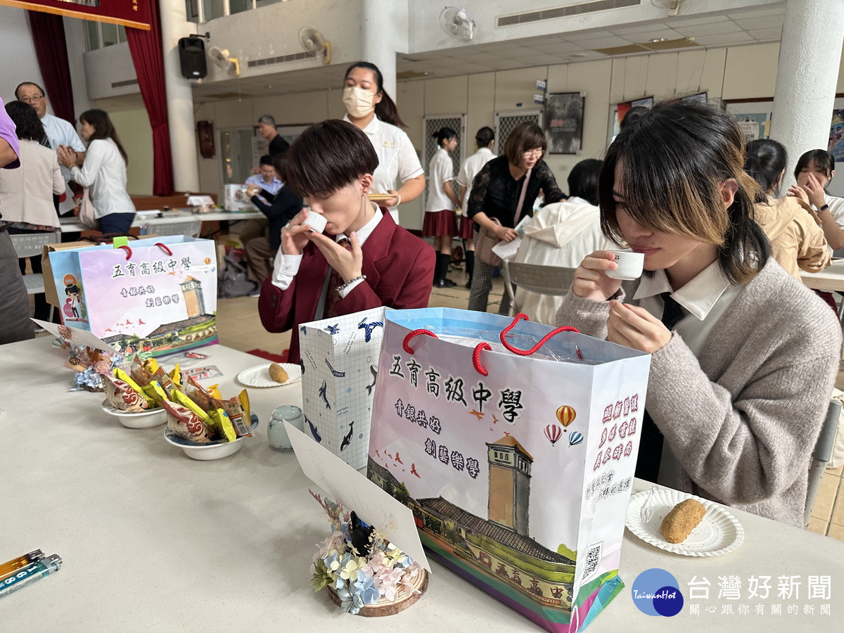 日方同學體驗台式品茗。（記者扶小萍攝）<br /><br /> 