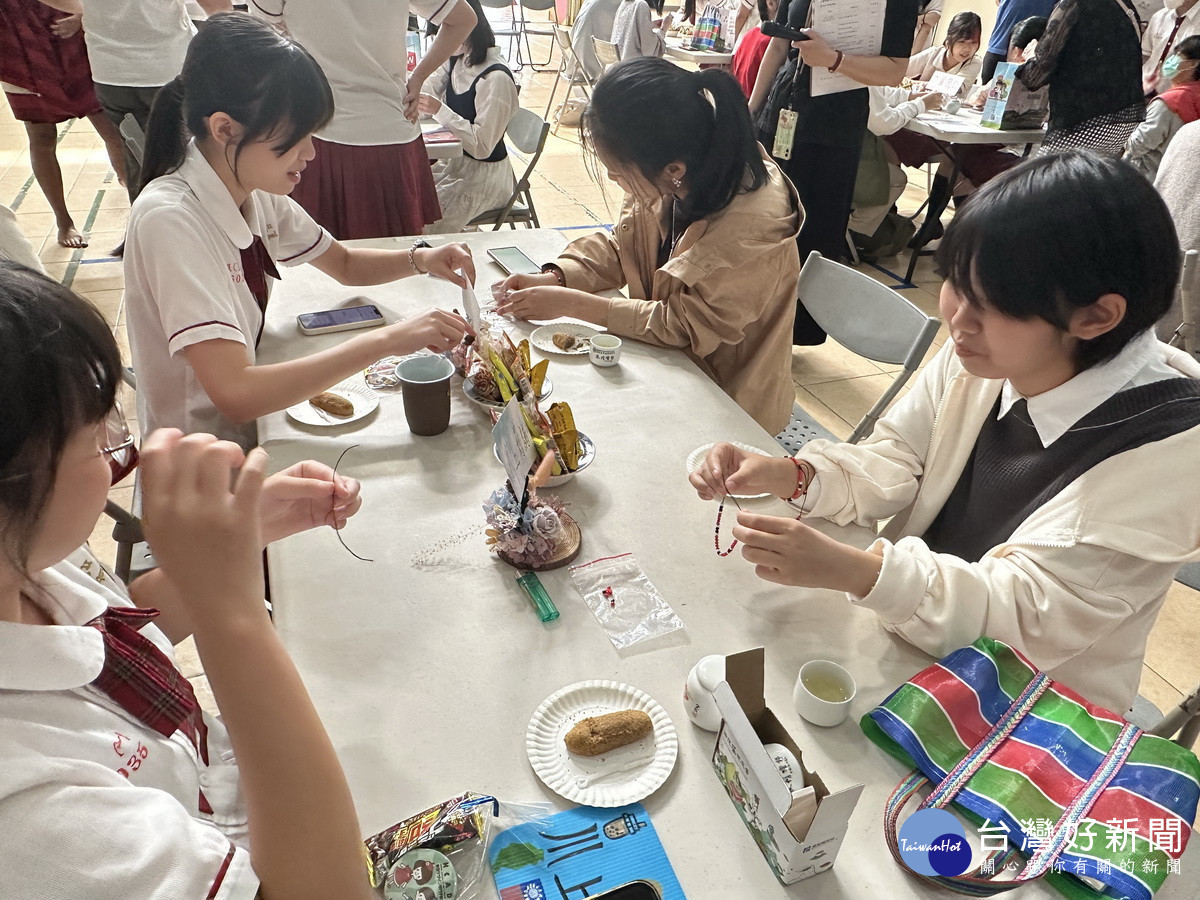 雙方同學交換禮物並學習原住民特色手鍊。（記者扶小萍攝）<br /><br /> <br /><br /> 