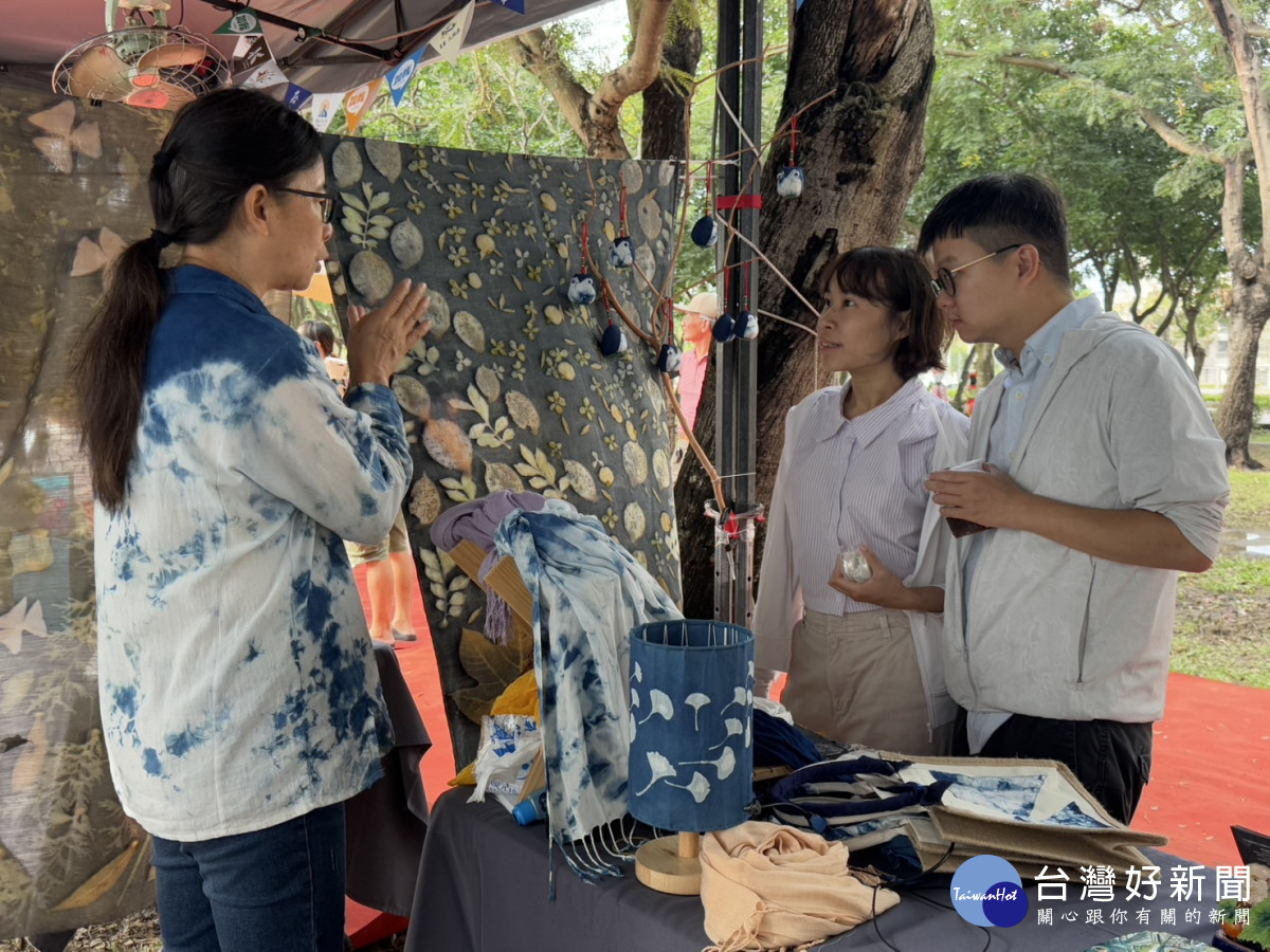 「愛在山林」展出今年與文創輔導中心共同開發的藍染桌燈/陳致愷翻攝