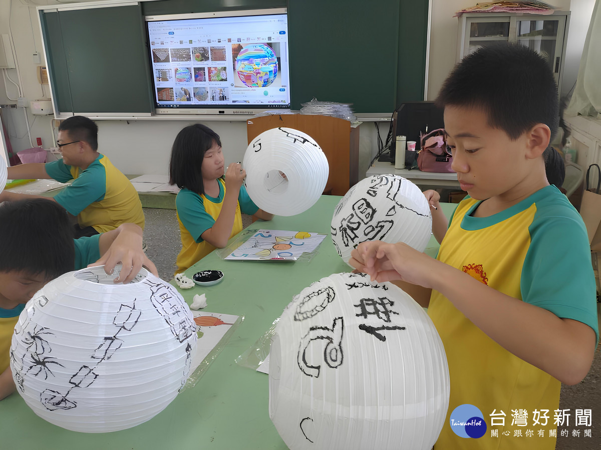 學生以星雲大師新年賀詞「向前有路光明在望」為創作主題。圖/記者鄧富珍攝