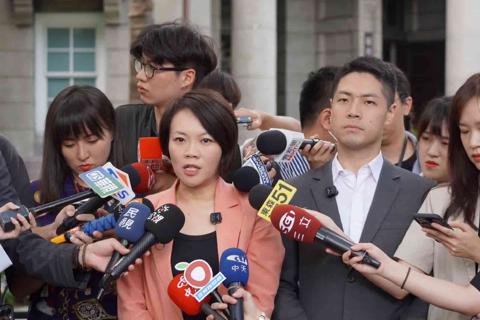 北市議員簡舒培(左)批評柯市府任內政風檢舉案,沒有一件和京華城案有關,自己身為首長卻帶頭收賄。資料照片/翻攝簡舒培臉書