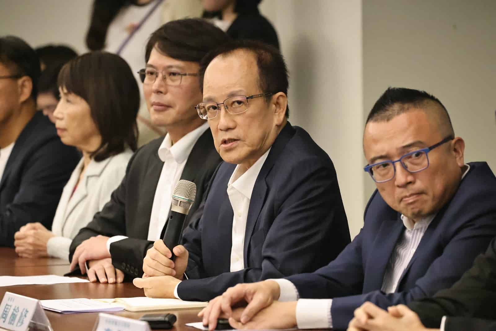 民眾黨中央委員出席記者會,由委員林富男(右2)宣布黨主席柯文哲請假案決議。林啟弘攝