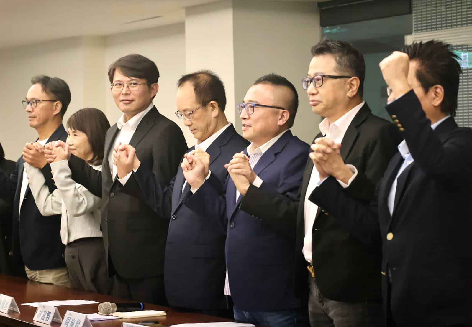 民眾黨中央委員手牽手展現團結氣勢,破除外界傳聞。林啟弘攝