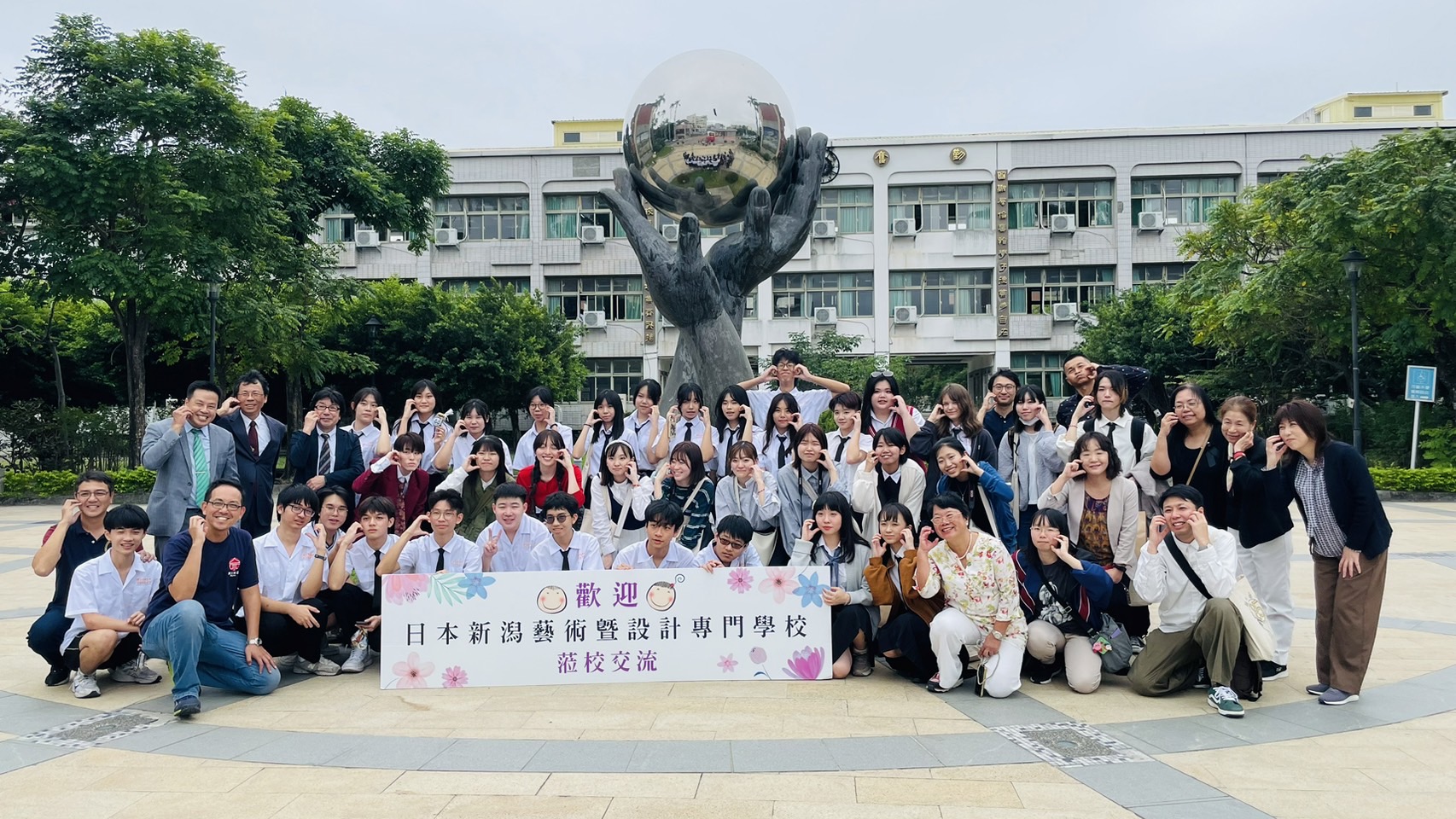 ▲國立員林高中美術資優班師生,熱情接待來自日本新潟藝術暨設計專門學校師生。(記者張溎壕攝)