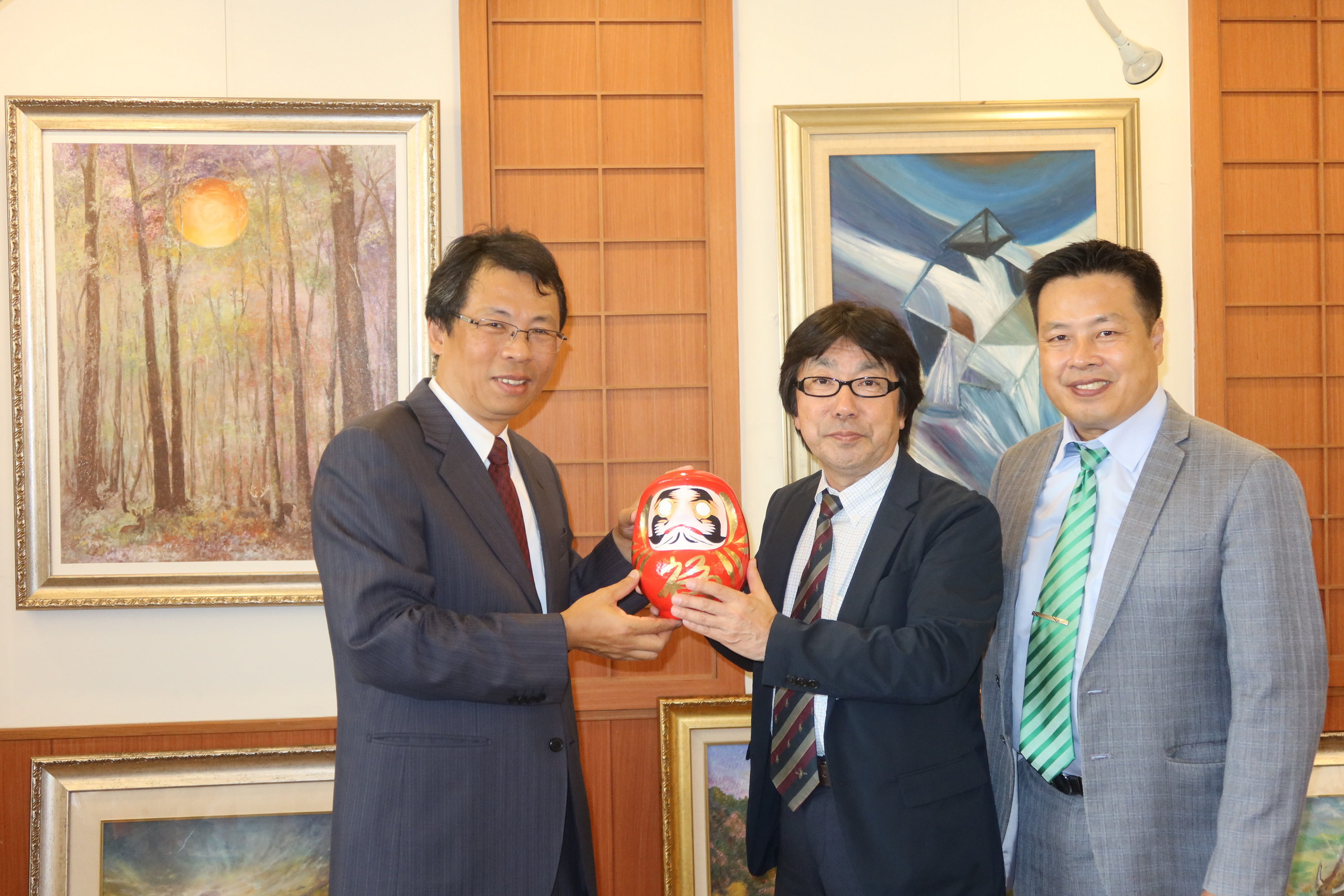 ▲日本的新潟藝術暨設計專門學校校長加藤一人先生率領師生訪問員林高中，雙方學生不僅分享了各自的藝術觀點。（記者張溎壕攝）