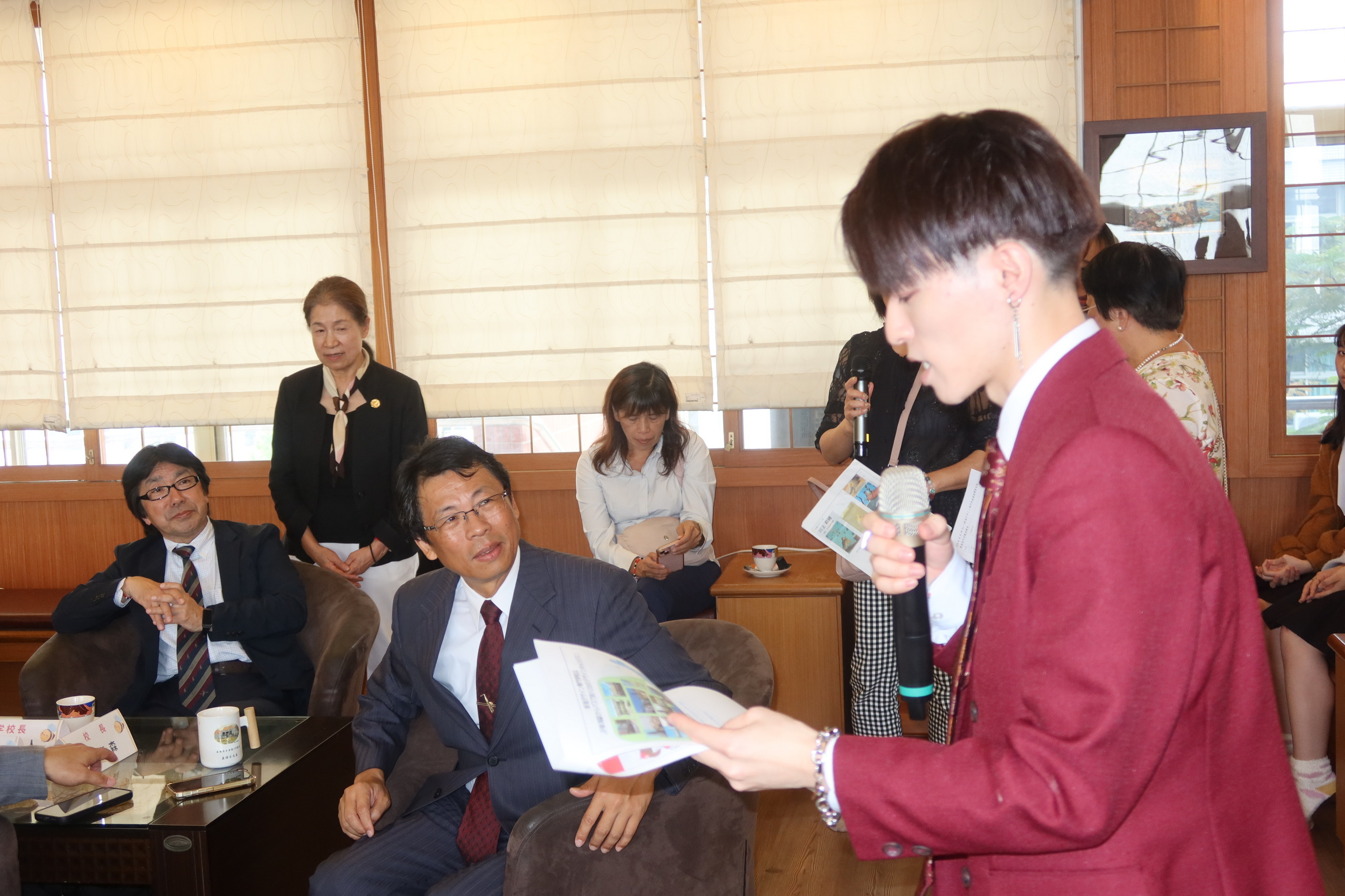 ▲日本的新潟藝術暨設計專門學校校長加藤一人先生率領師生訪問員林高中，雙方學生不僅分享了各自的藝術觀點。（記者張溎壕攝）