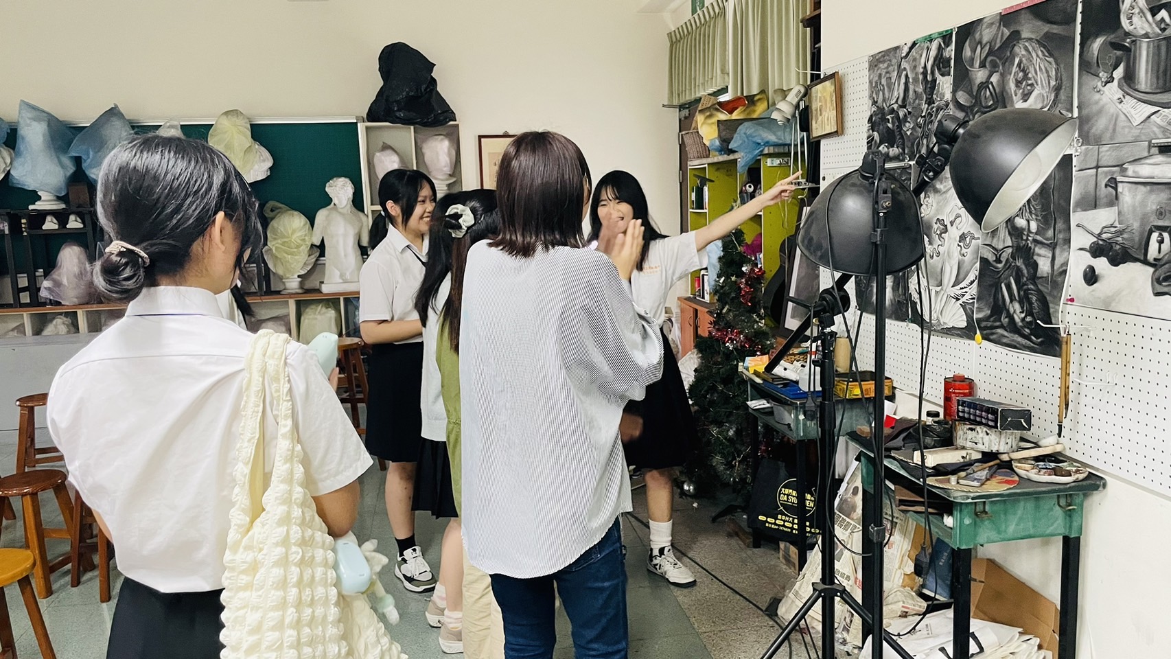 ▲日本的新潟藝術暨設計專門學校校長加藤一人先生率領師生訪問員林高中，雙方學生不僅分享了各自的藝術觀點。（記者張溎壕攝）