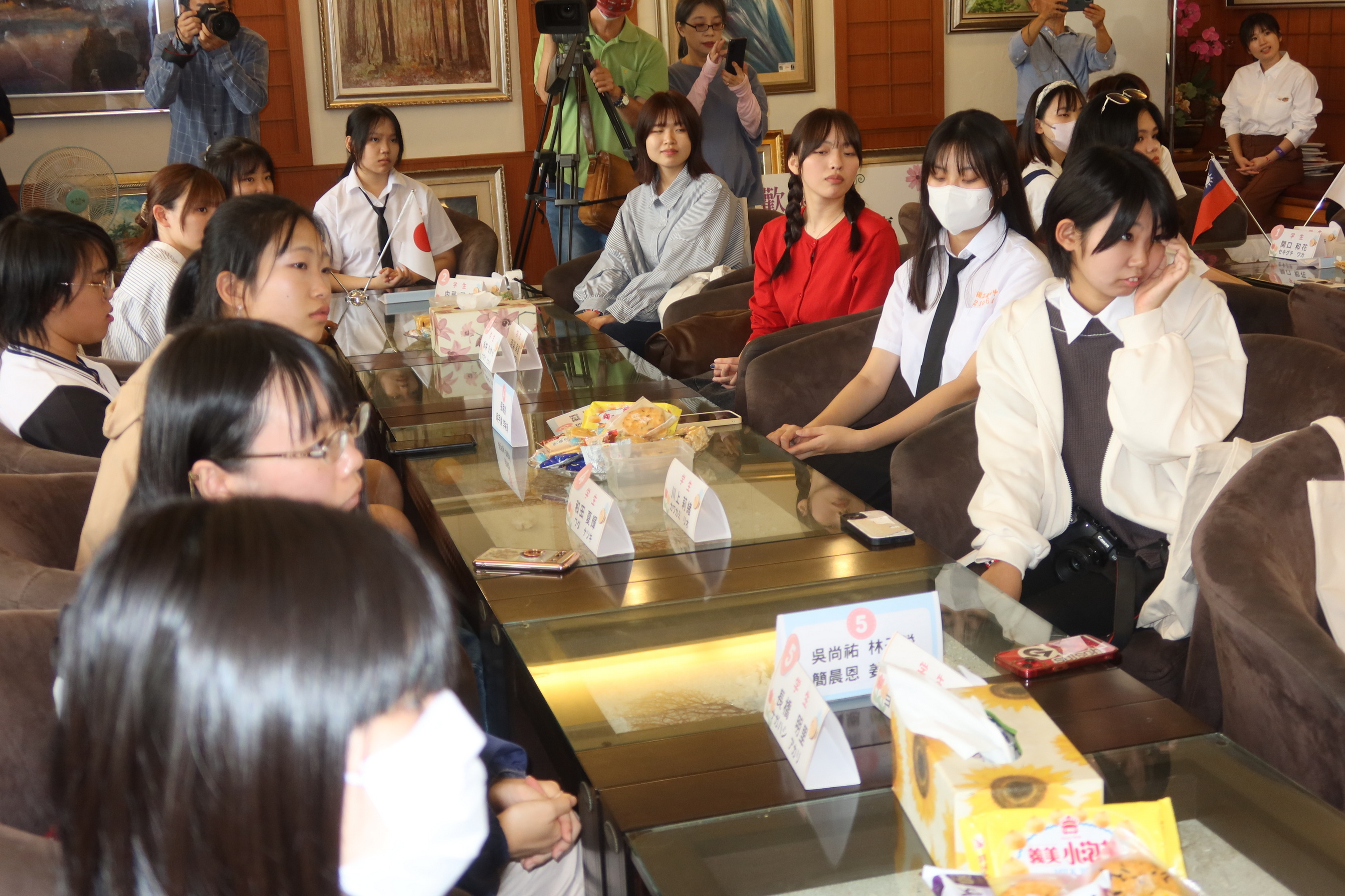 ▲日本的新潟藝術暨設計專門學校校長加藤一人先生率領師生訪問員林高中，雙方學生不僅分享了各自的藝術觀點。（記者張溎壕攝）