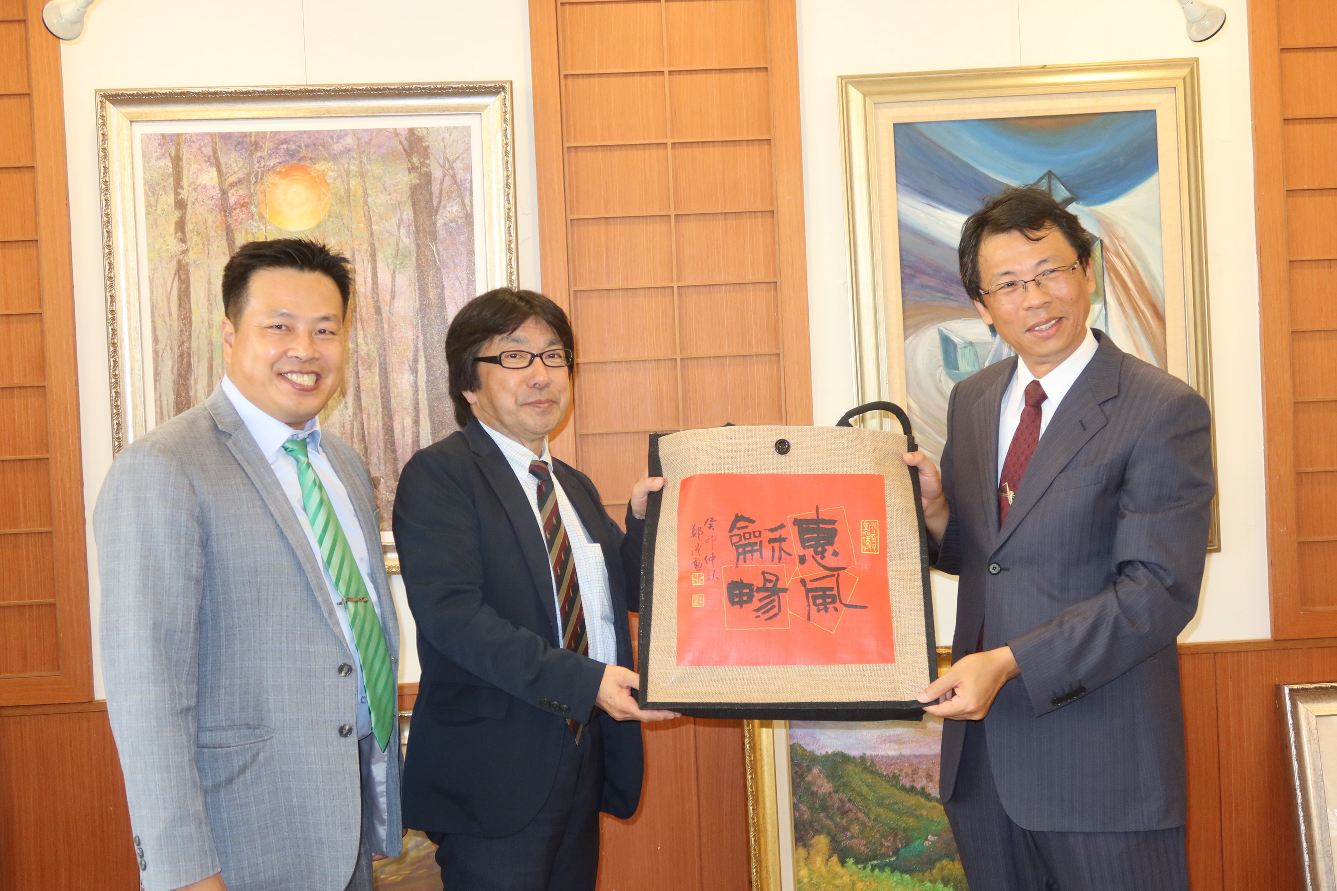▲日本的新潟藝術暨設計專門學校校長加藤一人先生率領師生訪問員林高中，雙方學生不僅分享了各自的藝術觀點。（記者張溎壕攝）