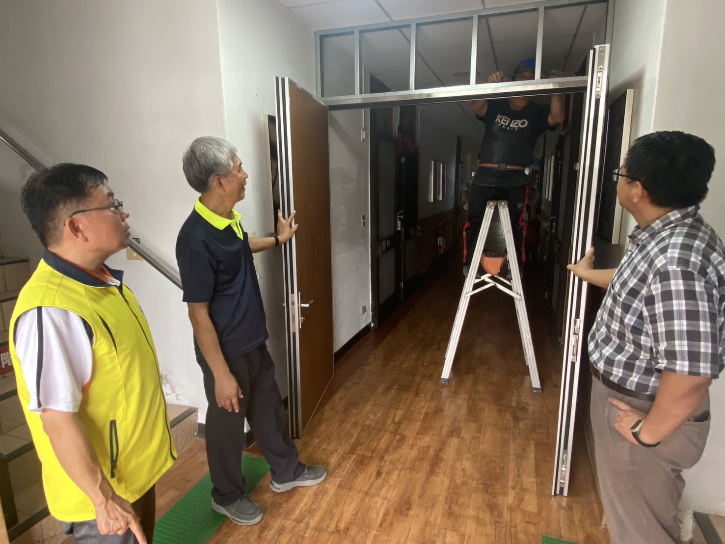 ▲中彰榮家完成17樘防火門安裝,具有一定的防火時效和阻擋火焰及煙氣的能力。(記者張溎壕攝)