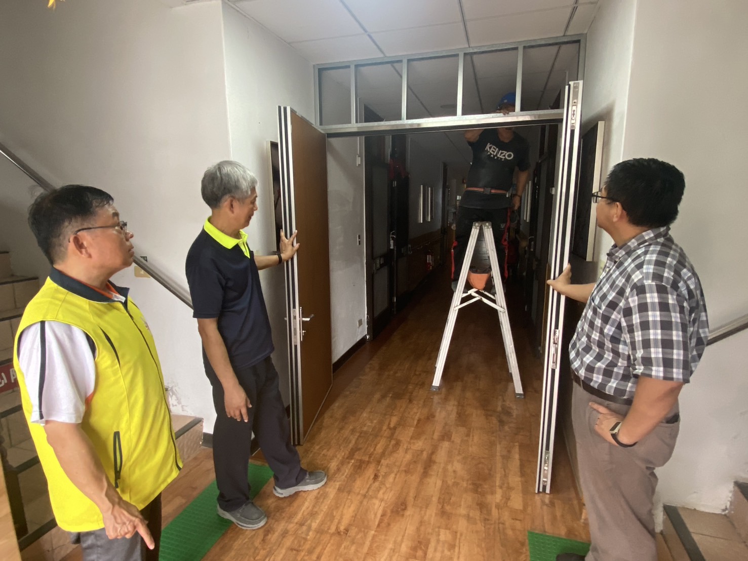 ▲中彰榮家完成17樘防火門安裝，具有一定的防火時效和阻擋火焰及煙氣的能力。（記者張溎壕攝）