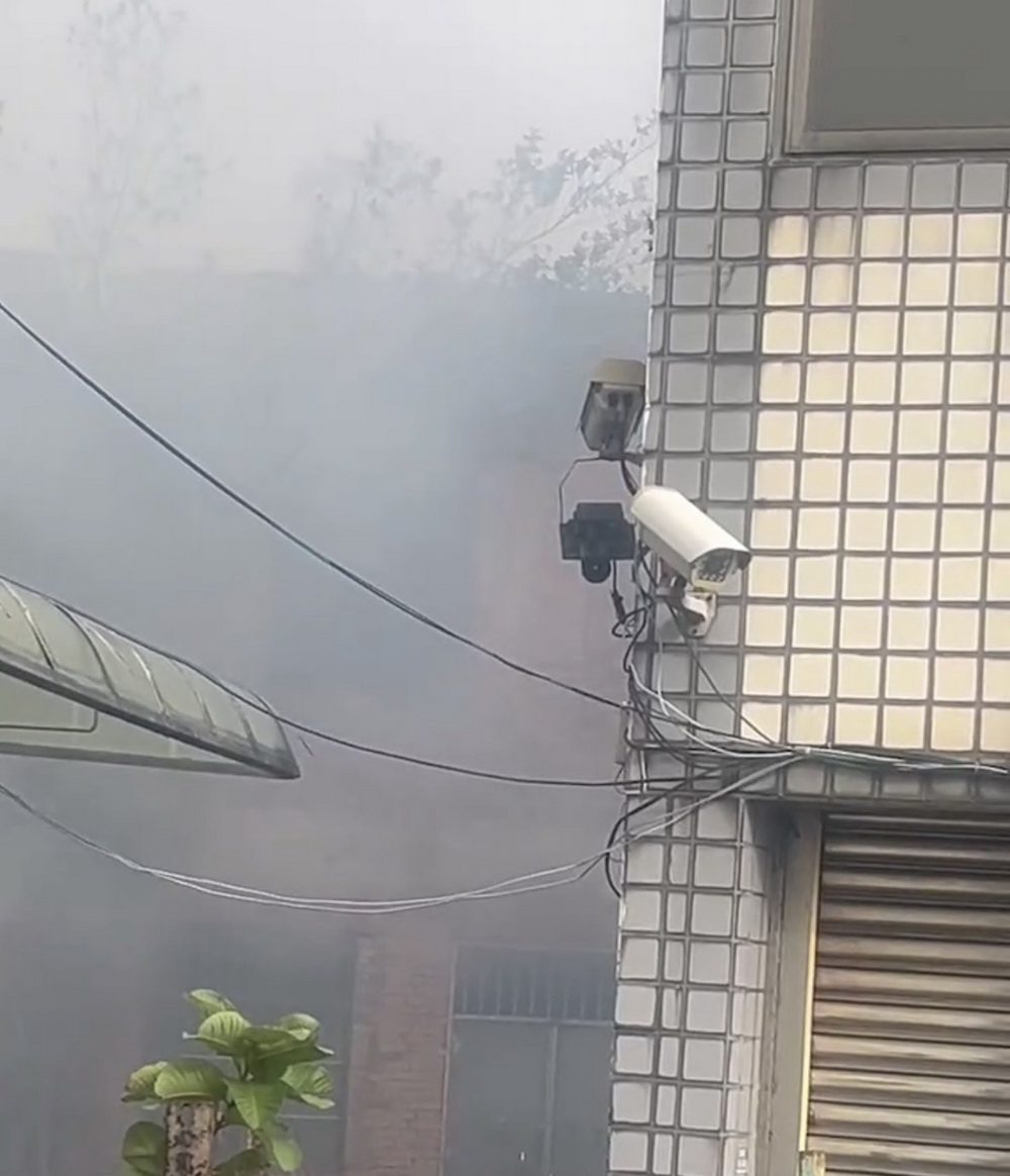 桃園平鎮空屋燃燒廢棄物煙霧迷漫臭氣冲天 警消迅速撲滅