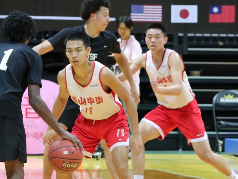 HBL高中籃球聯賽改朝換代，13學年和14學年的比賽球都改用國產品牌V字號。     (魏冠中攝影)