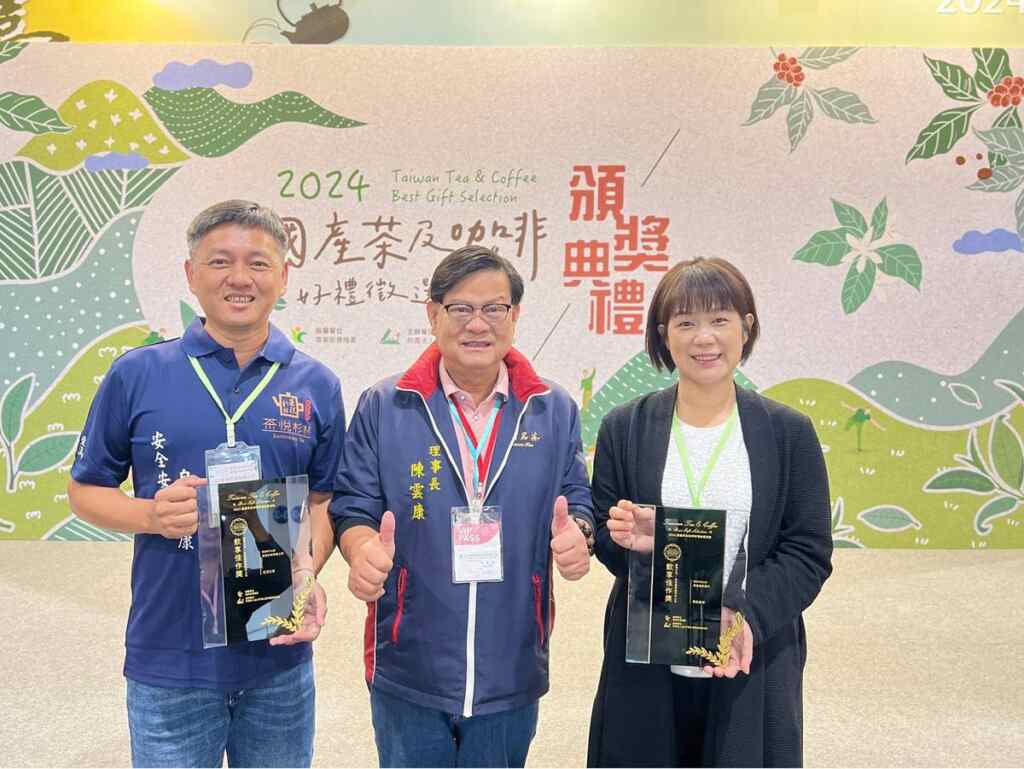 ▲南投縣日月潭東峰紅茶莊園（右）的「蘭色蜜境」、竹山鎮茶悅杉林有限公司（左）的「紅玉沁香」也獲得今年的「飲享佳作獎」。（記者蘇彩娥攝）