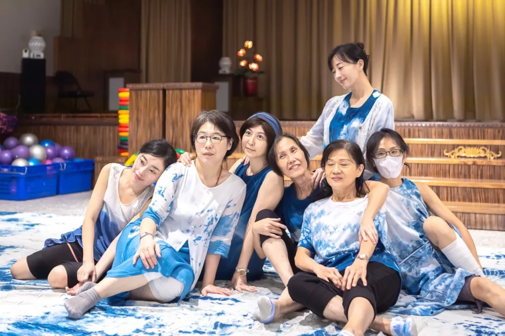 生命像很多人的愛匯集而成的河流,左三圍編導張嘉容,右上為演員潘奕如,左一為演員賴茉凡