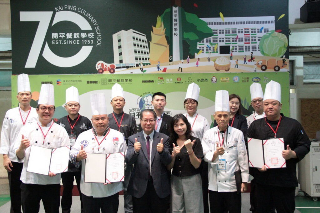 第26屆開平餐飲主廚盃由空廚先驅王陸通師傅(前排右二)、電視名廚駱進漢師傅(前排左二)以世界點心大賽金牌彭浩師傅(前排右一)等名廚組成評審團,與開平餐飲校長馬嘉延(前排左三)及家長會長曾弈庭(前排右三)合影。開平餐飲學校/提供