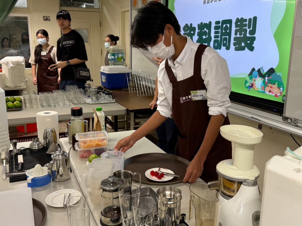 第26屆開平餐飲主廚盃首開飲料調製類組,選手能從中體驗「餐」與「飲」的不同魅力。開平餐飲學校/提供