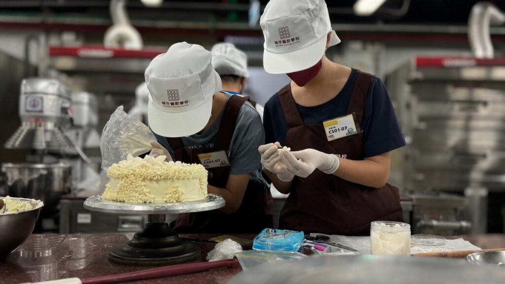 第26屆開平餐飲主廚盃以「食當季食在地」為賽題,蛋糕裝飾選手合作呈現台灣之美。開平餐飲學校/提供