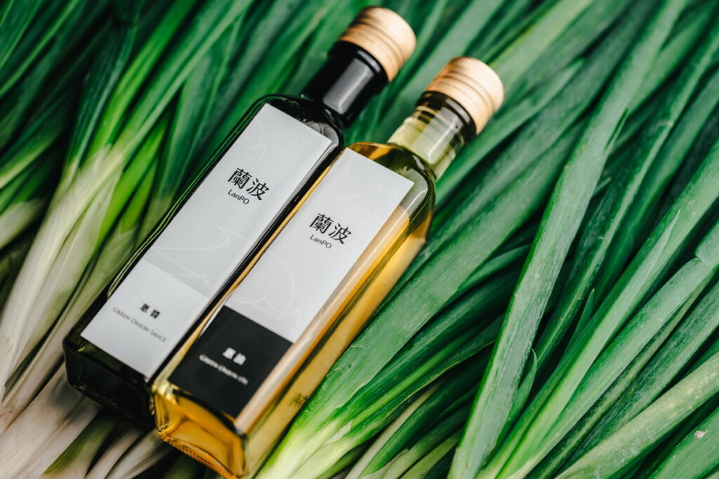選用宜蘭三星蔥製成的蘭波蔥油醬禮盒,重新詮釋在地物產風味。