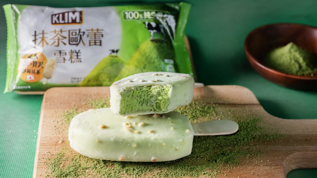 「克寧抹茶歐蕾雪糕」採用日本靜岡抹茶與100_純生乳,內餡保留牛奶濃郁香醇的天然乳香!
