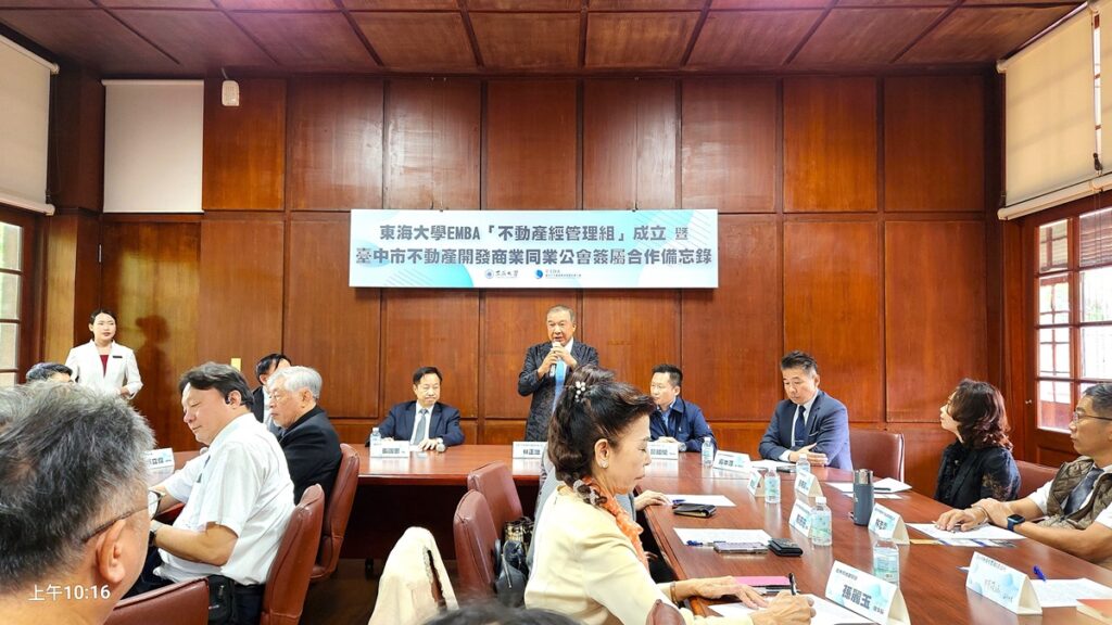臺中市不動產開發商業同業公會理事長林正雄致詞,認為此次專班的成立有望縮短學用差距。(圖/陳惠玲攝影)
