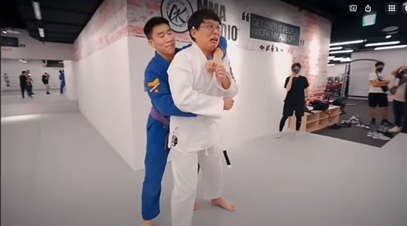黃國昌與館長鍊鎖喉 洪申翰酸:他用在黃珊珊身上 234 黃國昌與館長鍊鎖喉 洪申翰酸:他用在黃珊珊身上 233