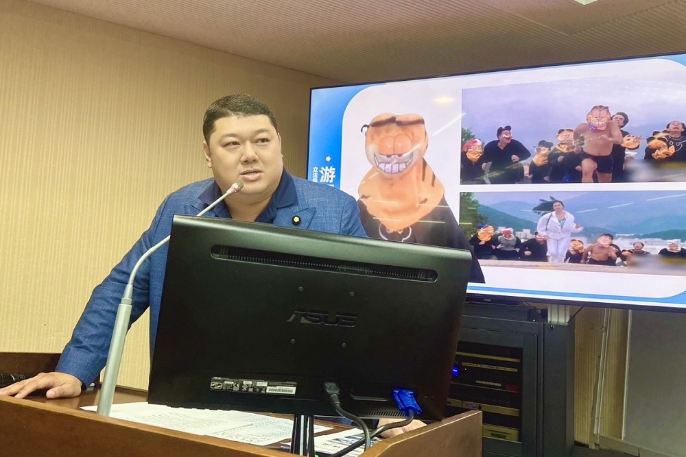假車牌如「蒙面加菲貓」 游顥:交通部和數發部要合作查緝 220 假車牌如「蒙面加菲貓」 游顥:交通部和數發部要合作查緝 219