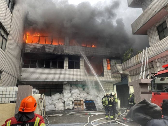 桃園春日路工廠火警 環保局提醒下風處民眾戴口罩 60 image 7214911409992840096