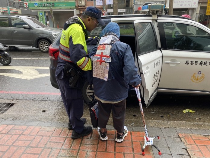 失智老翁雨天迷途 壢警靠1物查身分 62 S 10641447 0