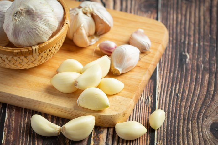 避免長時間烹煮 吃蒜頭有這些好處 60 fresh raw garlic ready cook scaled