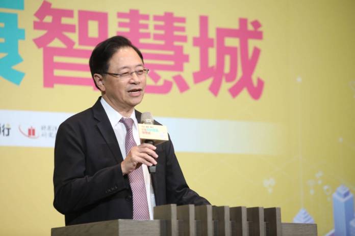 01 張善政市長帶領各局處推動「智慧桃園」。