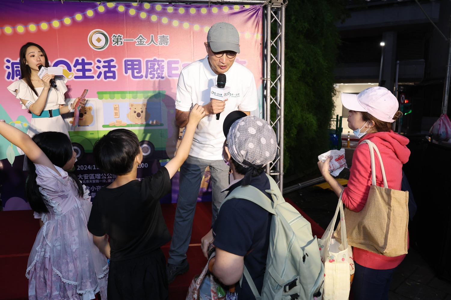 第一金人壽董事長楊棋材與民眾互動。(圖/第一金人壽提供)