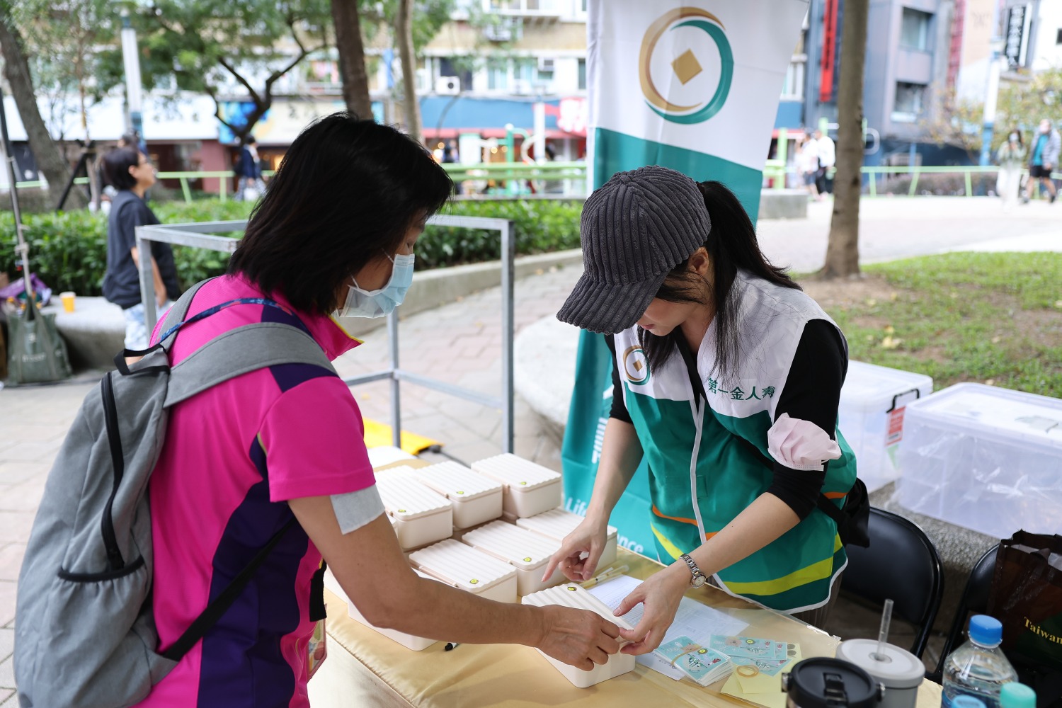 民眾租借餐盒。(圖/第一金人壽提供)
