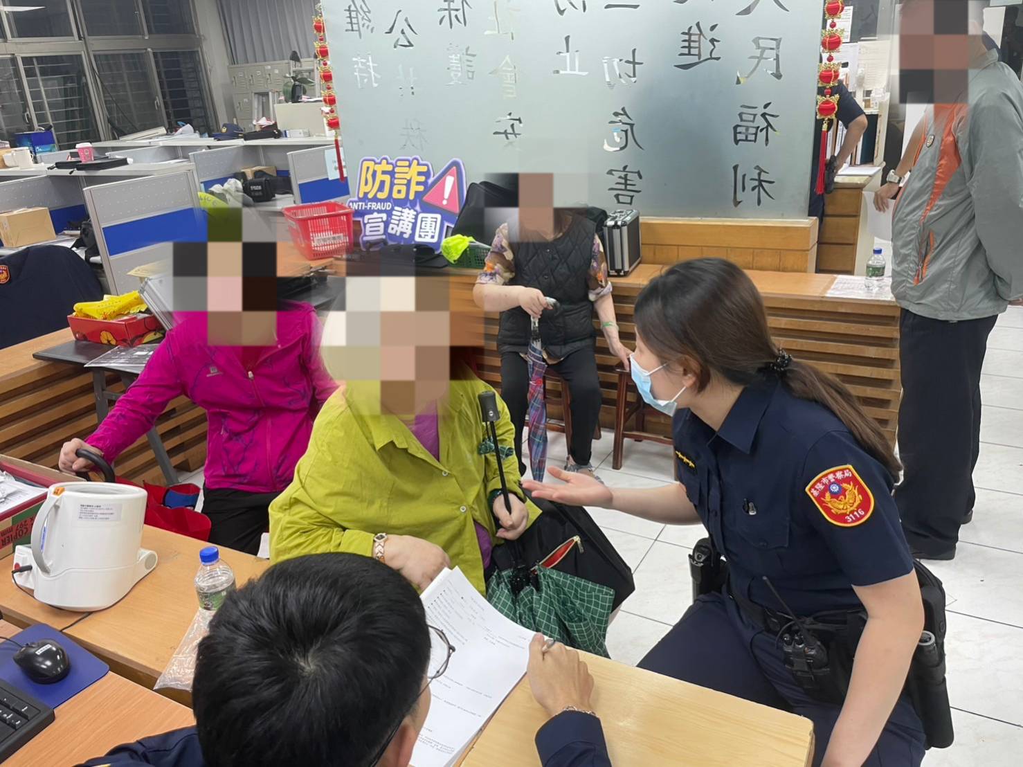 警員黃湄洵通知家屬致所撤尋失蹤人口。（記者薛秀蓮翻攝)