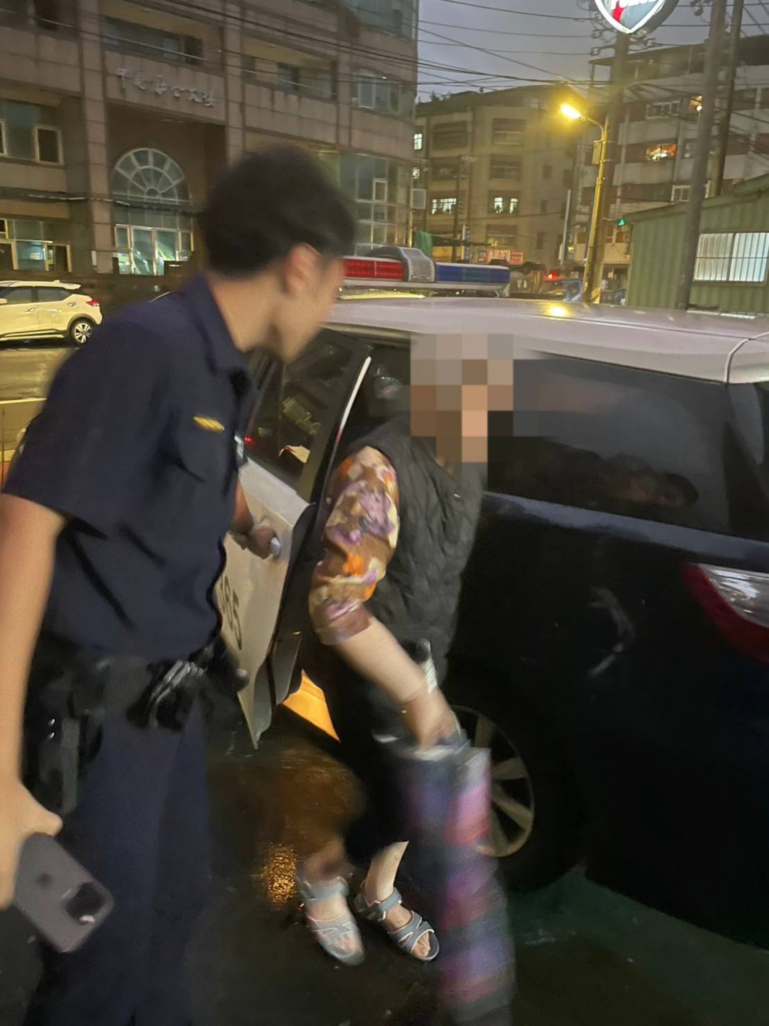 警員高丞均護送失蹤人口帶返所。（記者薛秀蓮翻攝)