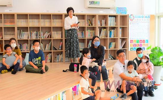 員東國小凃惠萍校長昇華社區交流 共讀站享受親子好時光