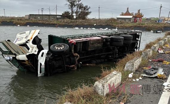 港區智慧型監視輔助救援成功 海巡警消攜手救援魚塭車禍兩傷者脫險
