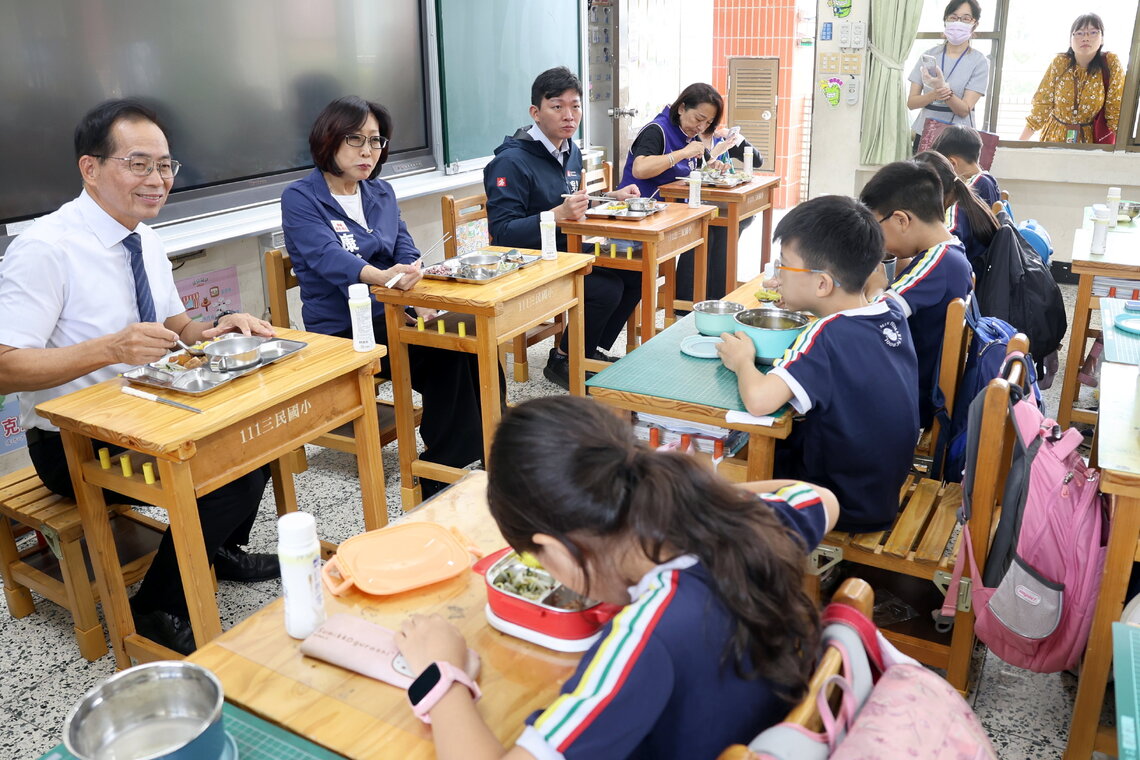 漾新聞|議長康裕成率議員訪視鼓岩、三民兩國小 化身廚工體驗營養午餐與食農教育