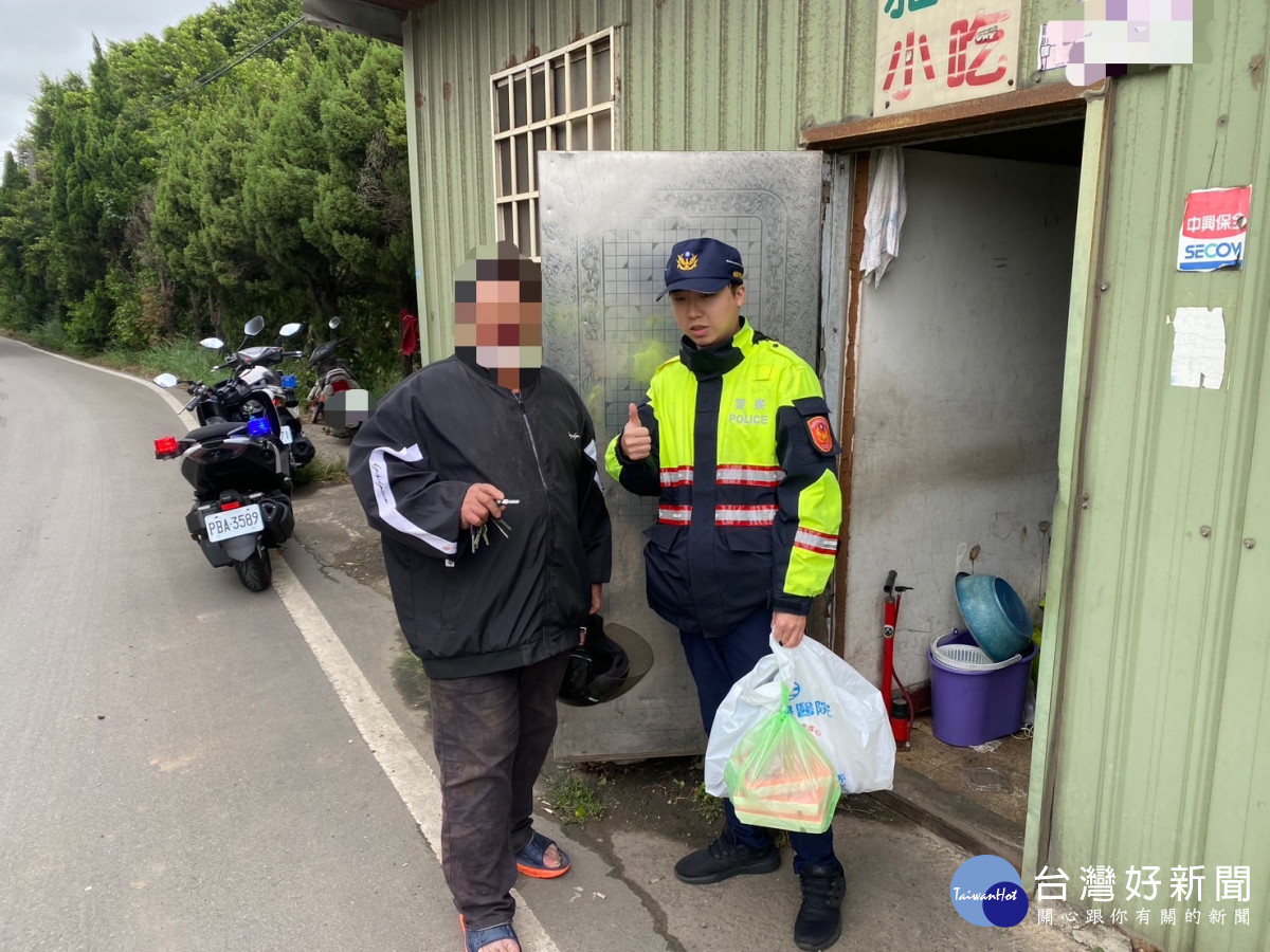 鍾姓老翁騎車自摔,警方立即通知救護車到場協助送醫同時協助其返家。