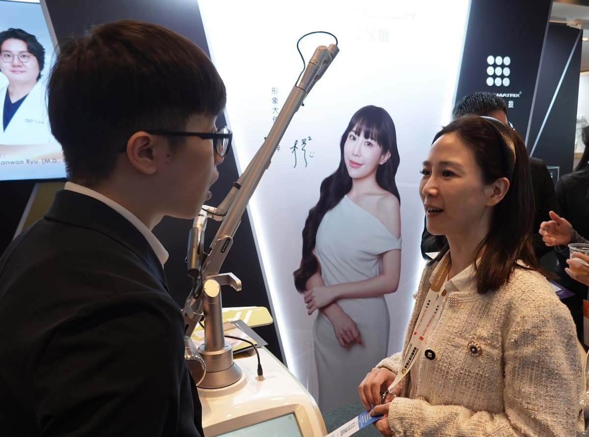 黃郁琳皮膚科診所院長與膠原科技分享醫學美容技術經驗。（圖／膠原科技）