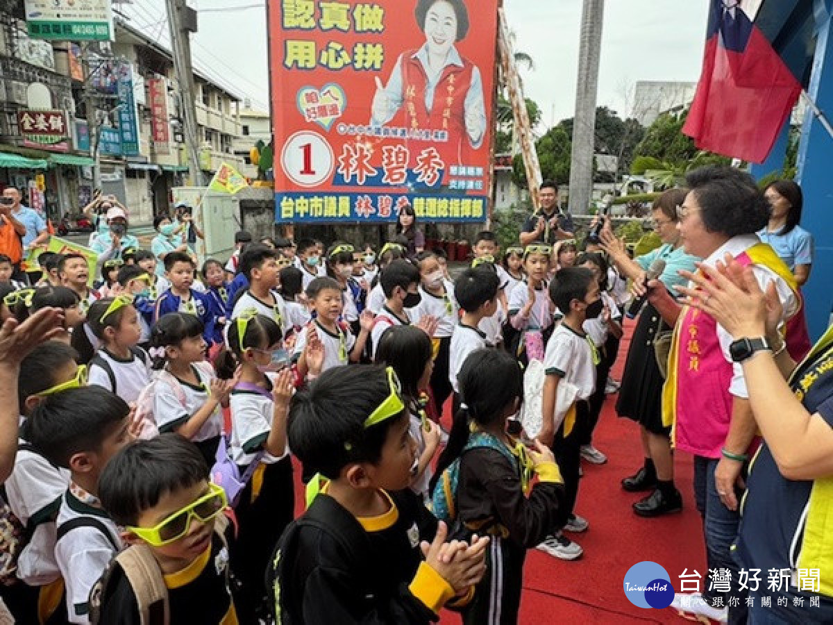 小朋友祈福踩街活動。林重鎣