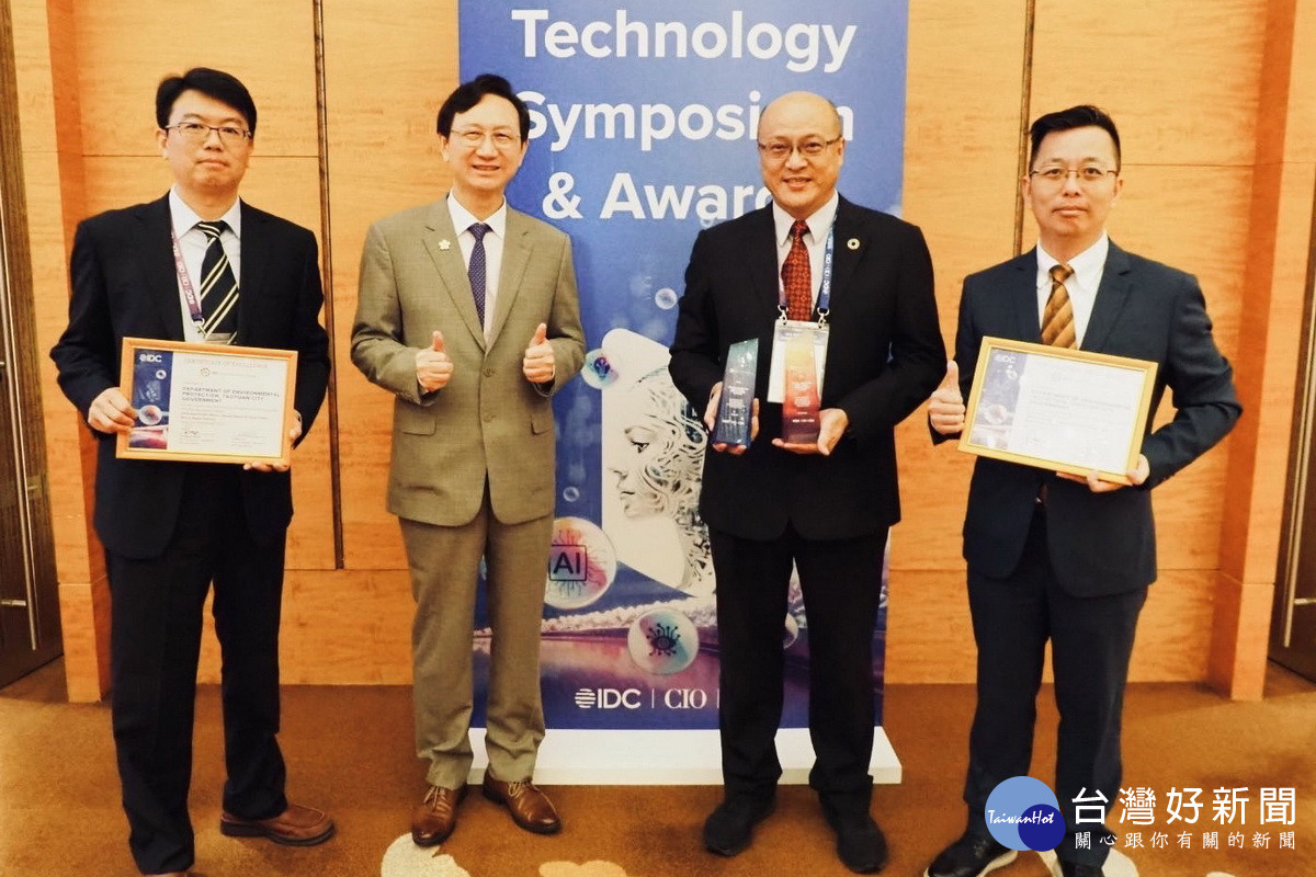 桃園市政府再獲智慧城市雙獎項殊榮,環保局長陳世偉代表市府於新加坡受獎。