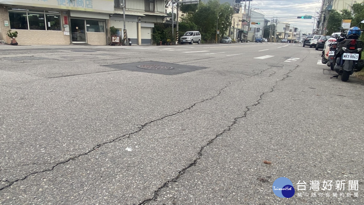 中89線豐興路遭重車輾壓,致路基塌陷、龜裂,沿路數十處挖補。