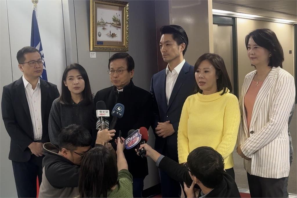 羅智強、徐巧芯、賴士葆、蔣萬安、李彥秀與王鴻薇(左至右)稍早一同接受媒體聯訪。台北市政府提供