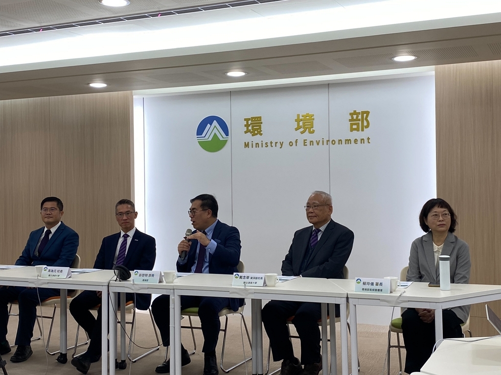 彭啓明部長邀清華大學高為元校長及戴念華資深副校長等人，赴環境部開設的COP29戰情中心聽取簡報（記者黃楸玲／攝影）