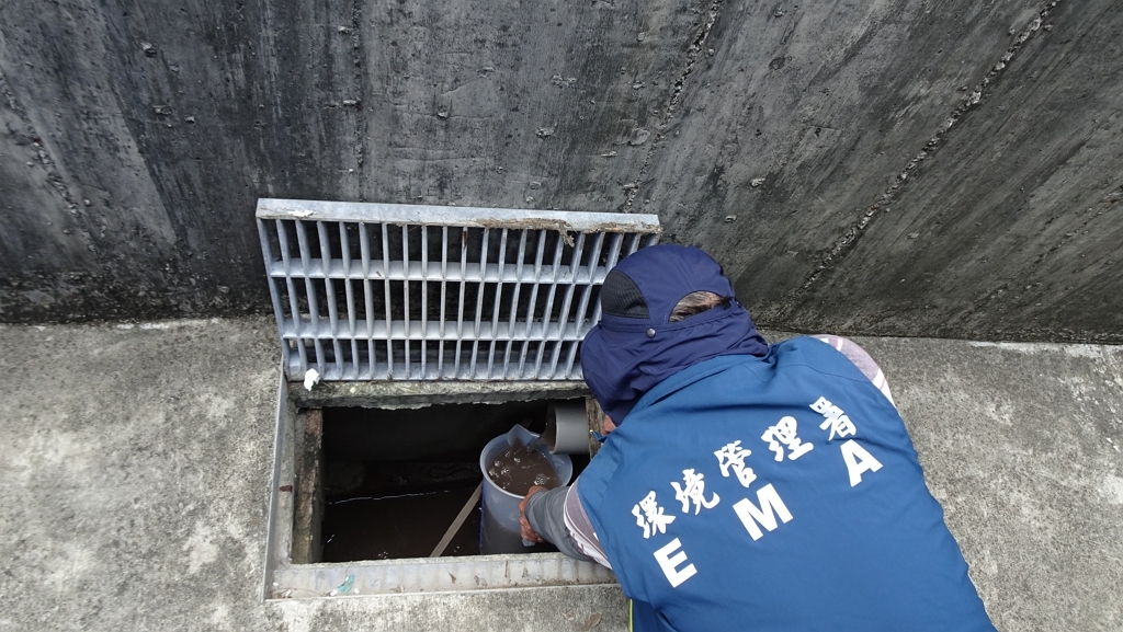 督察人員自異常管線採集黑濁色廢水送驗（圖：環境部環管署）