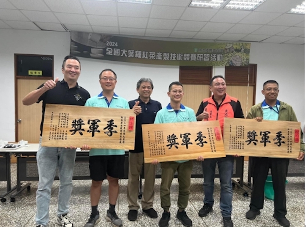 ▲嘉義縣製茶好手林士評(左二)獲全國大葉種紅茶產製競賽季軍。(圖/嘉義縣政府提供)