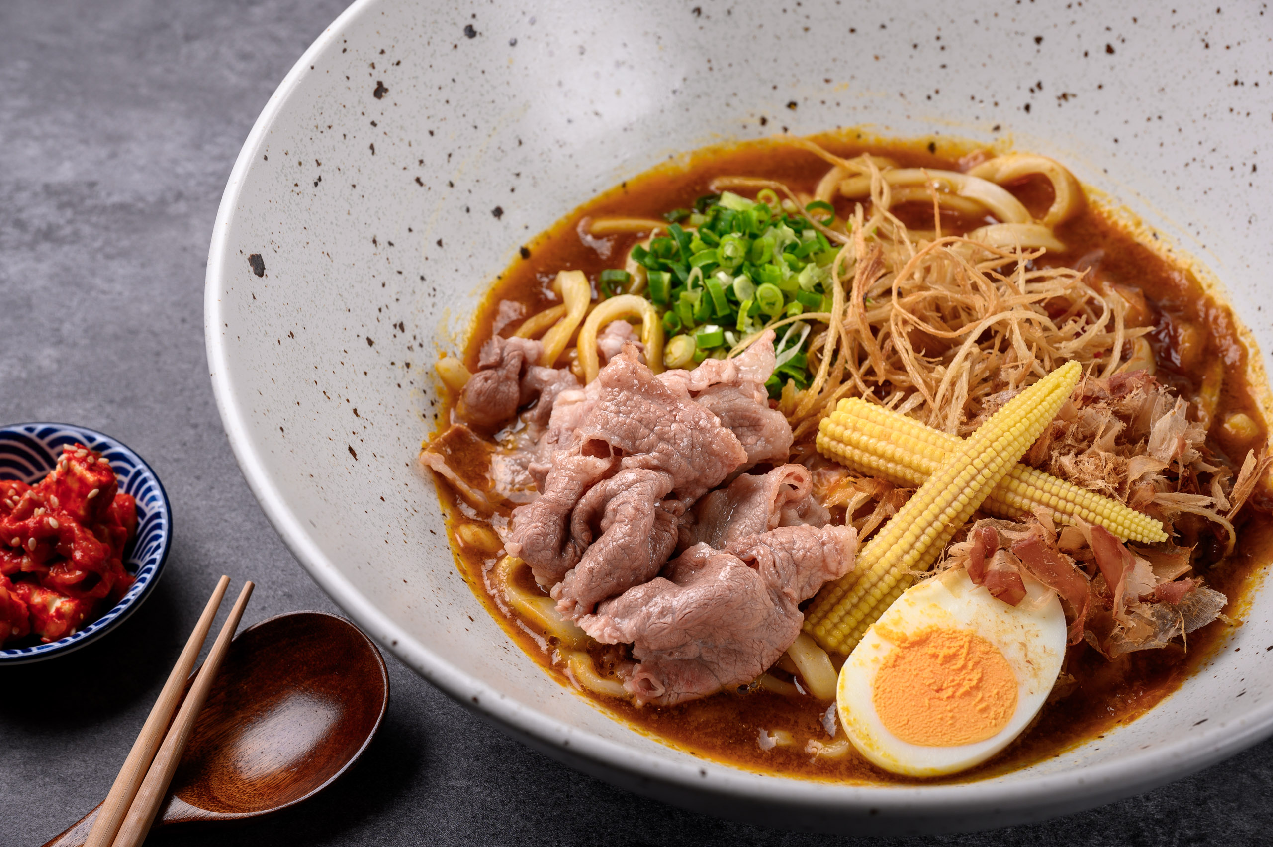 咖哩牛肉烏龍麵高湯選用偏甘口及辛口兩種咖哩調配而成，並佐以已修清美國牛培根，上桌前肉品使用烏龍麵高湯輕涮五秒，再加上牛蒡、蔥花、柴魚、雞蛋、玉米筍等佐料，一次品嚐多種美味。(大碗280元，小碗180元)