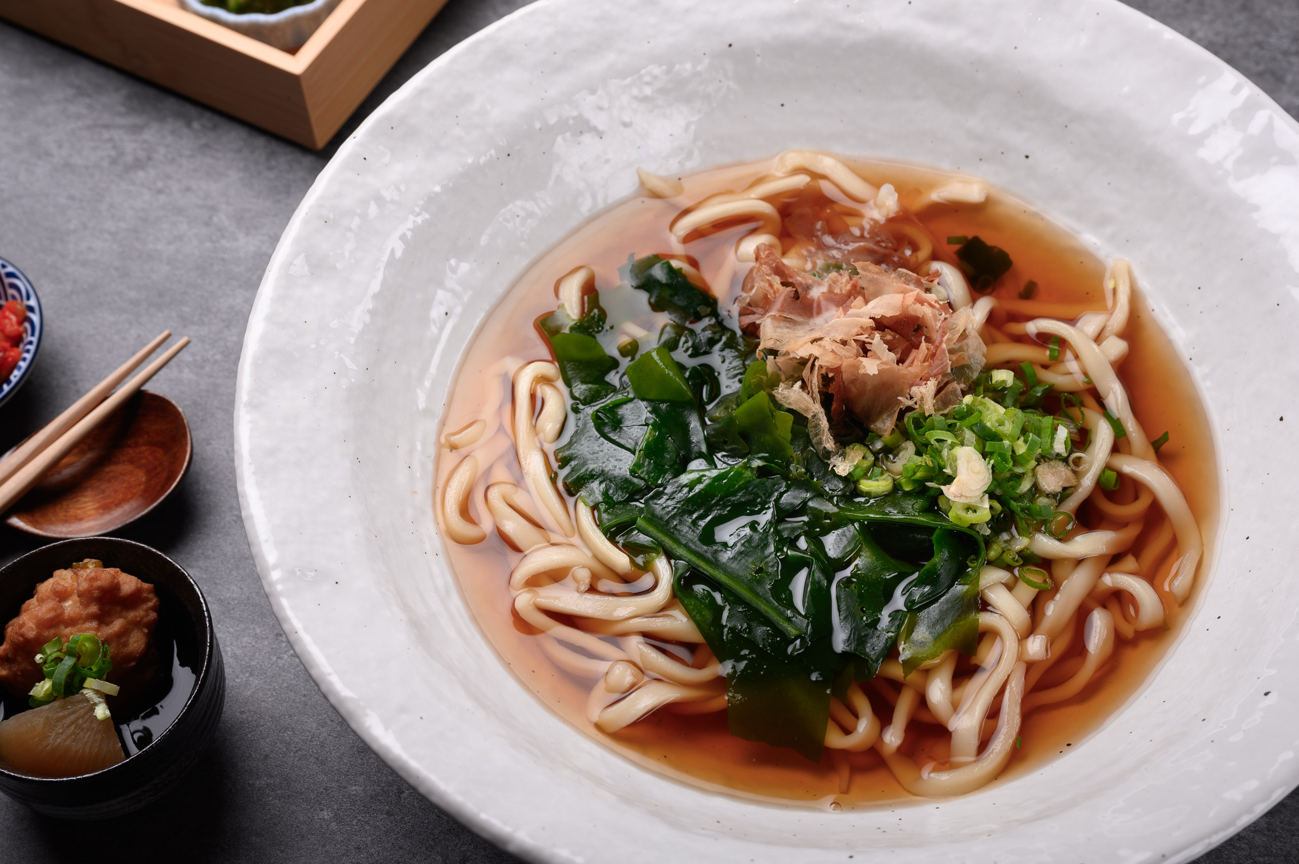 是大判狐狸烏龍麵海味版，高湯使用宗田節鰹魚作為湯底原料，充滿獨特煙燻風味，湯底搭配獨家烏龍麵醬汁，上菜時撒上大量海帶芽及蔥花、柴魚，口味清爽又經典。(大碗180元，小碗120元)