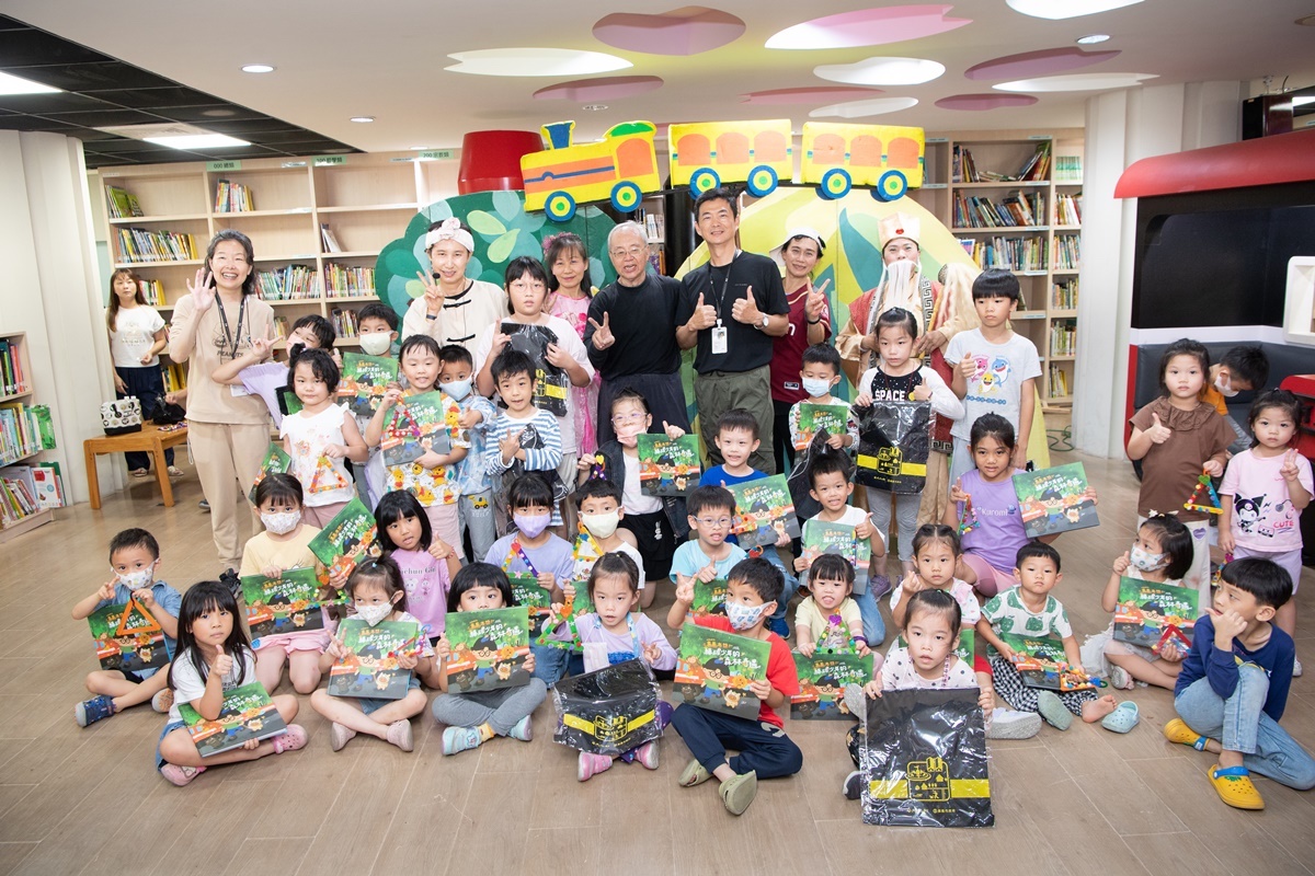 ▲嘉義市文化局文資科與拿到繪本的小朋友們開心合影。(圖/嘉義市政府提供)